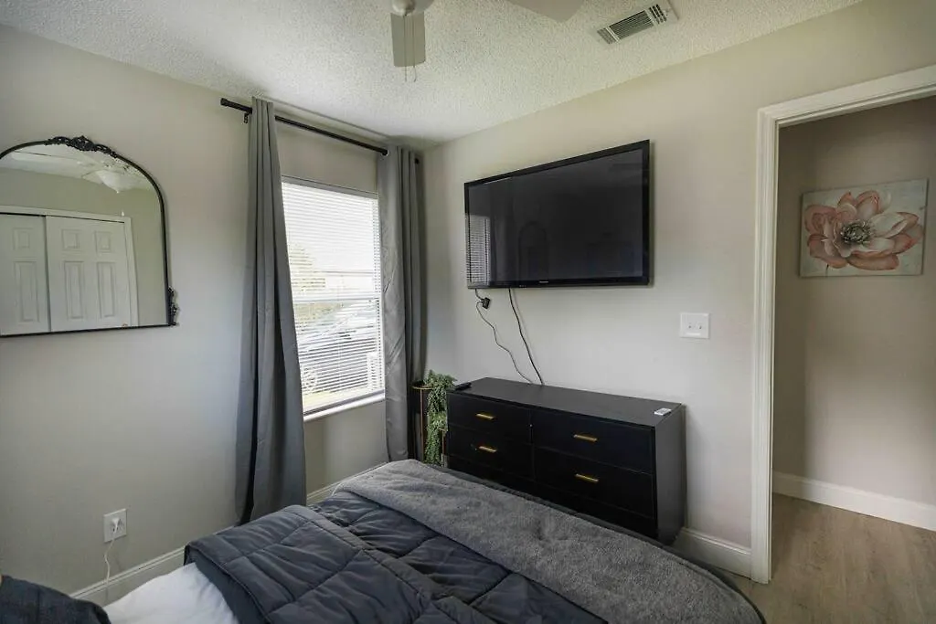 Holiday home Entire 3 Bd Home With Murals And Parking By Downtown Orlando United States